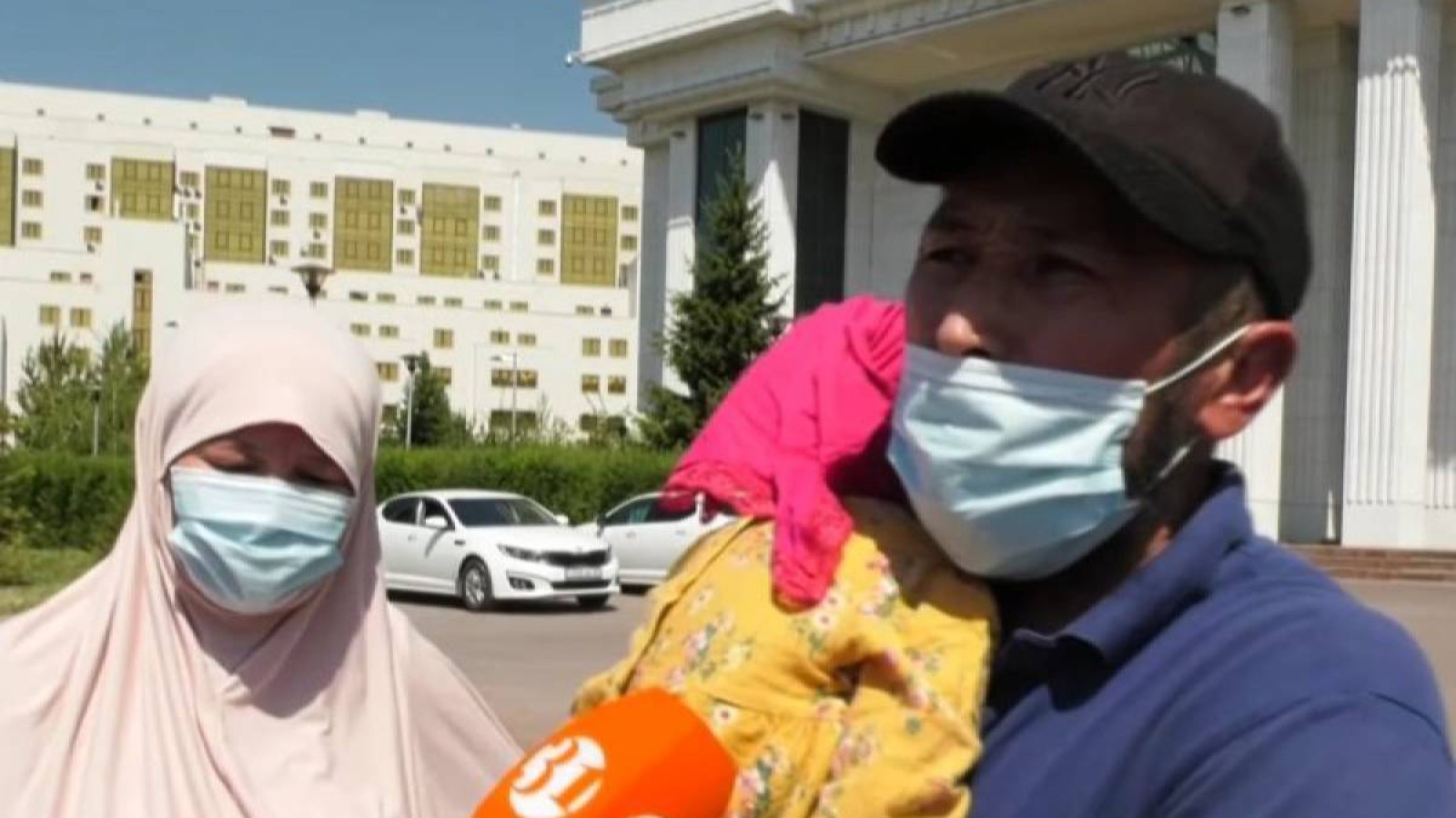 «Ауылдан үй керек емес» Тұрғын Ақорданың алдына екі әйелі мен 14 баласын ертіп барды.