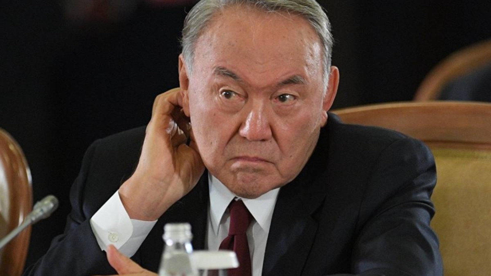 Назарбаев кедейлерге ұн, қант, картоп таратады.