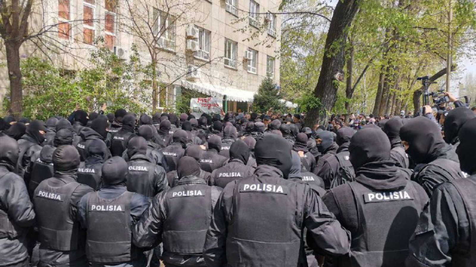 Митингіге шыққандар Тәуелсіздік алаңына бет алды.