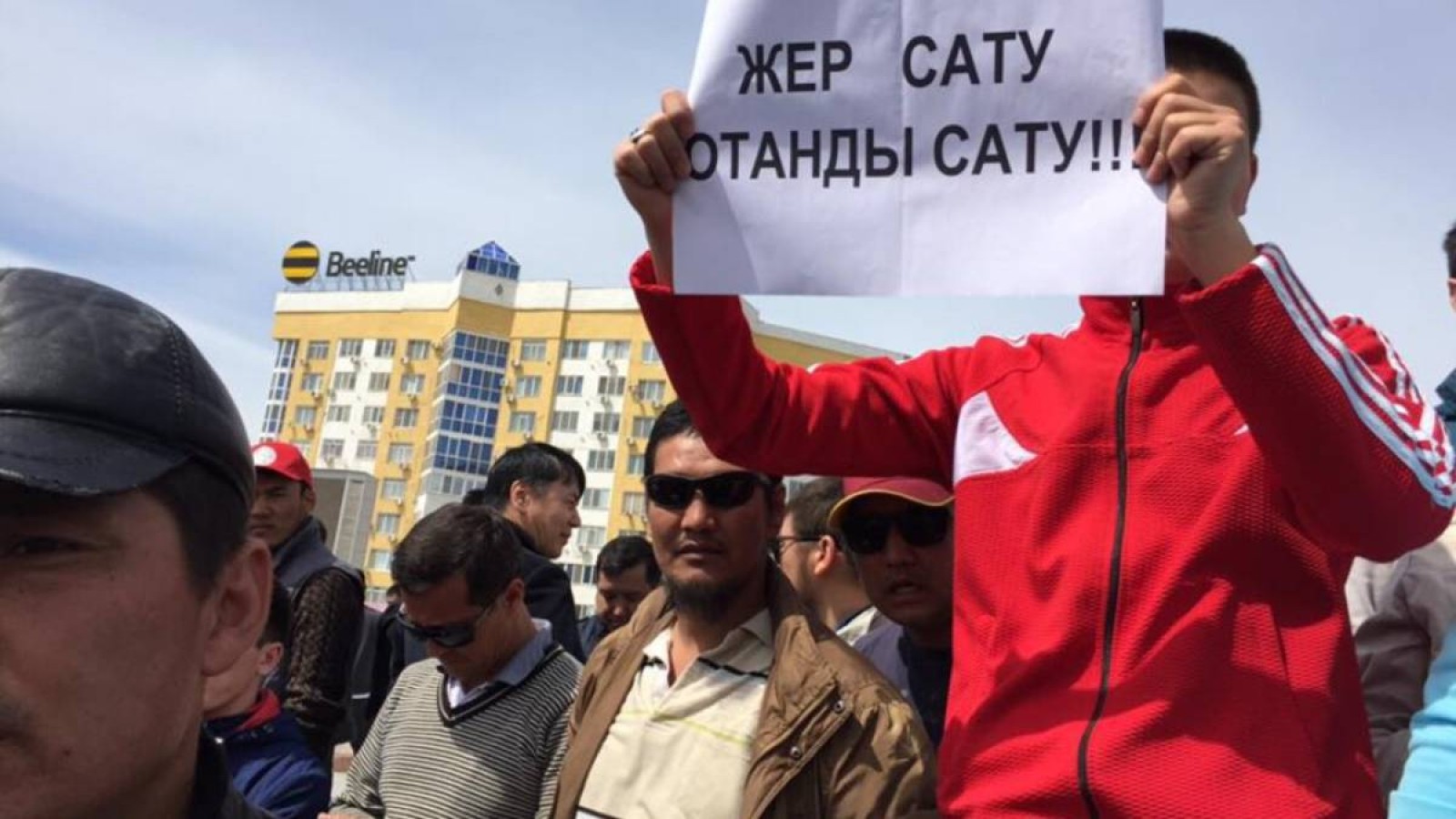 «Билік жерімізді Қытайға беруді көздеп отыр».