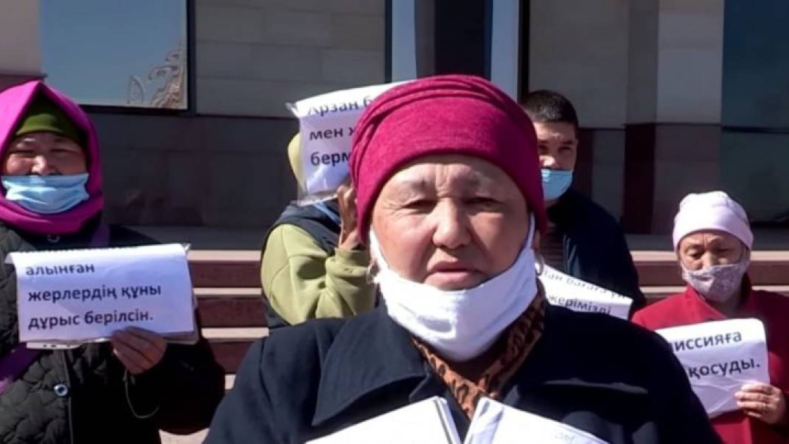 Шымкенттіктер әкімдіктің алдында митинг жасады.