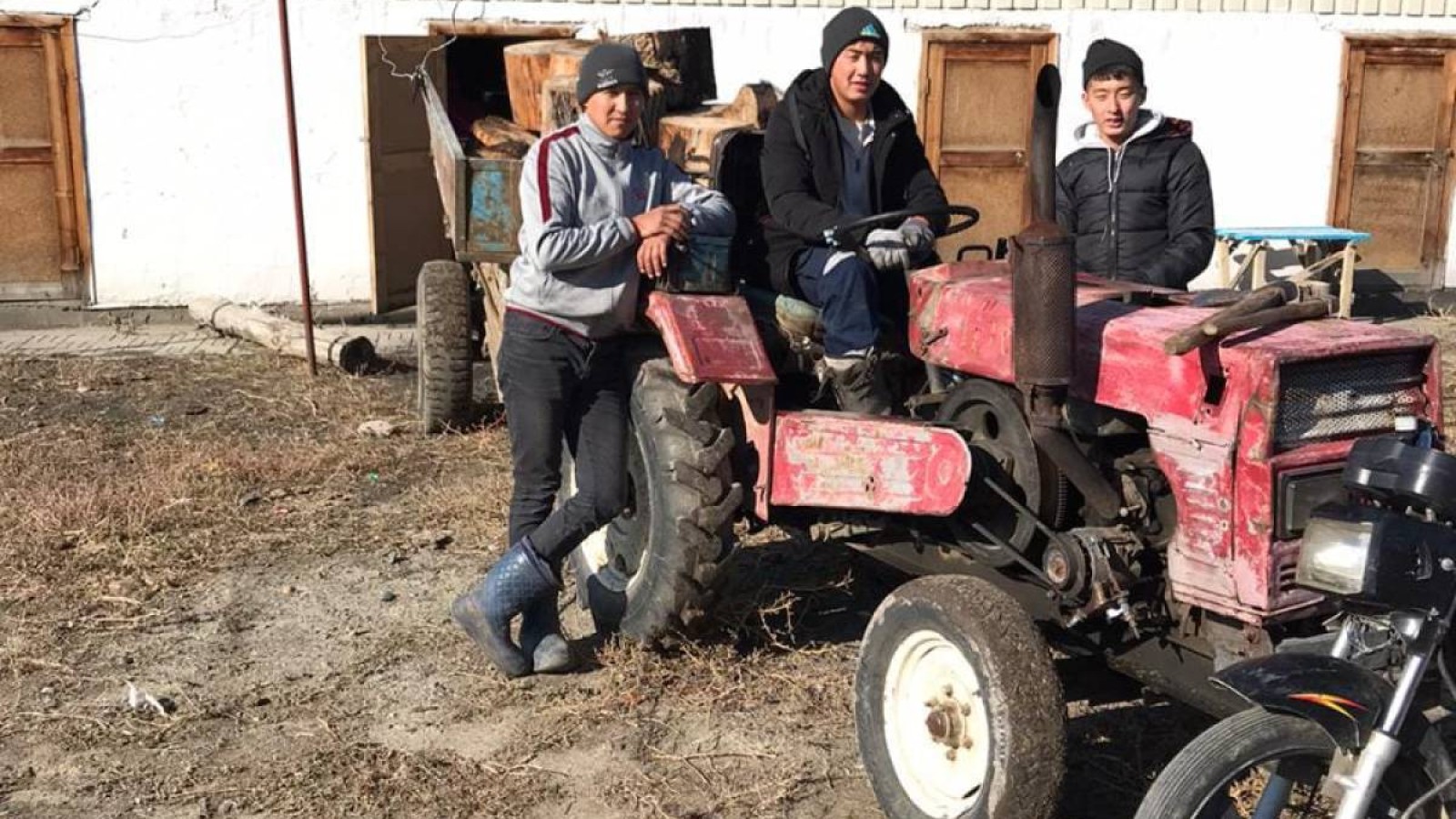 Ауыл жастары жақсы іске жұмылды.