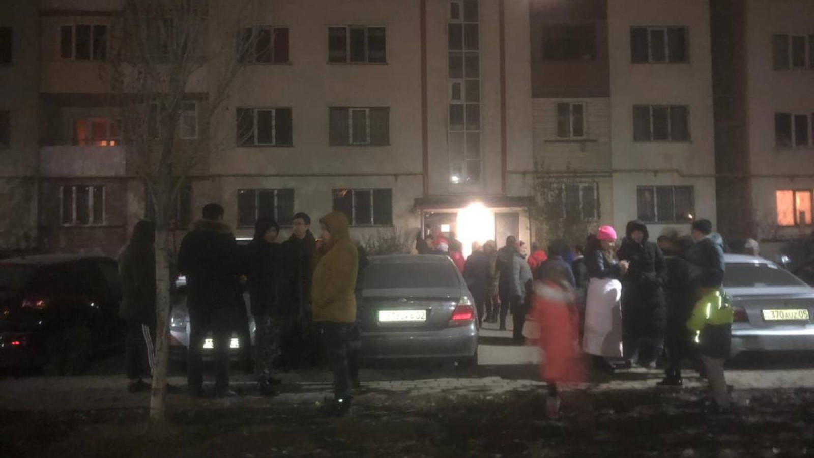 Көп қабатты үй қисайып, жұрт түн ішінде дүрлігіп жатыр (фото/видео).