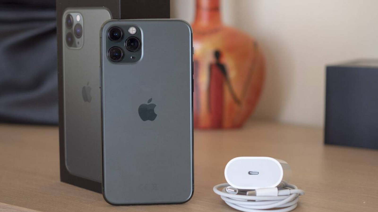 Алматыда жаңа iphone алуға адамдар ұзын-сонар кезекке тұрды (видео).