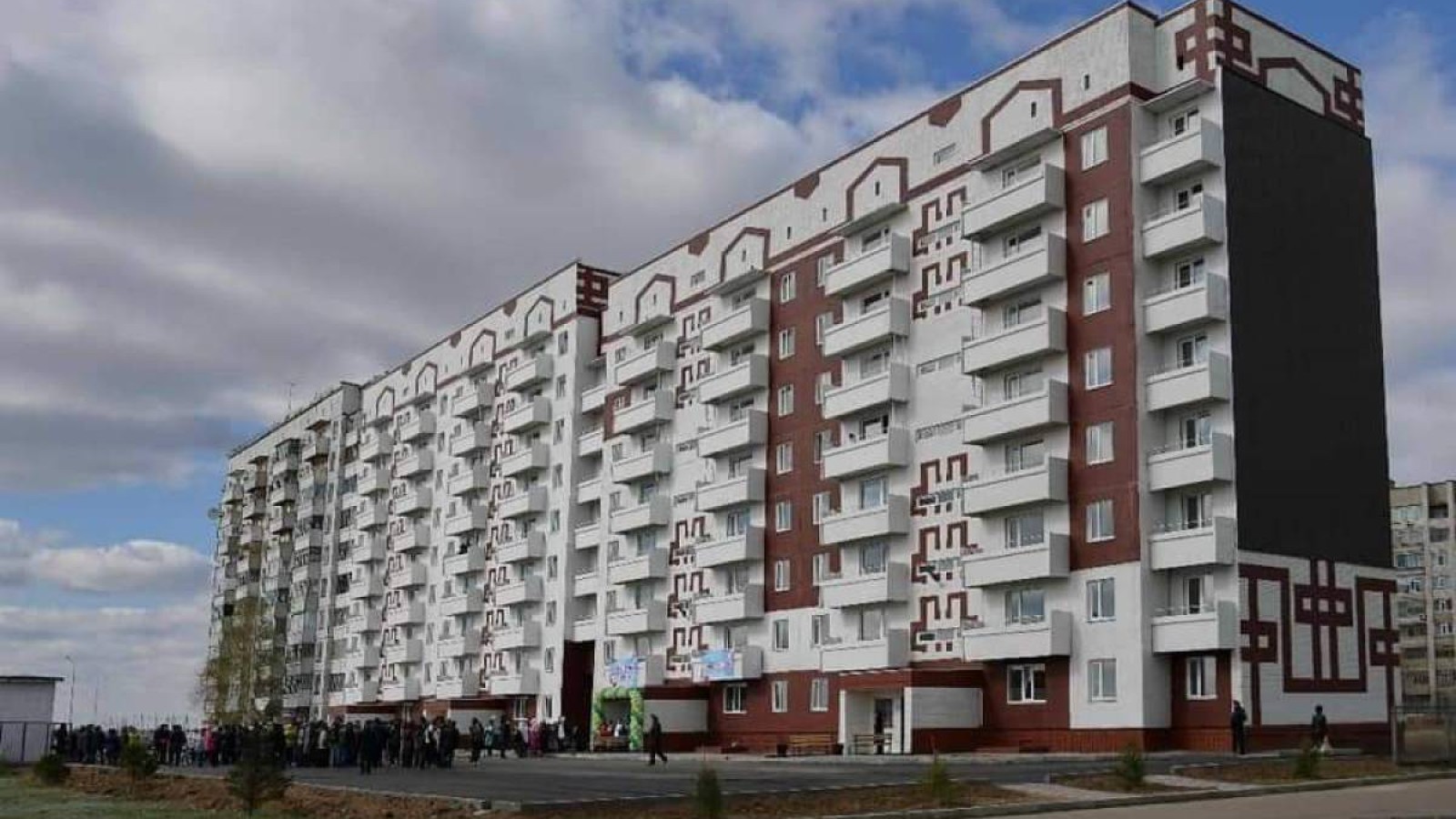 Үкімет көп балалы отбасыларға пәтер беруді бастады.