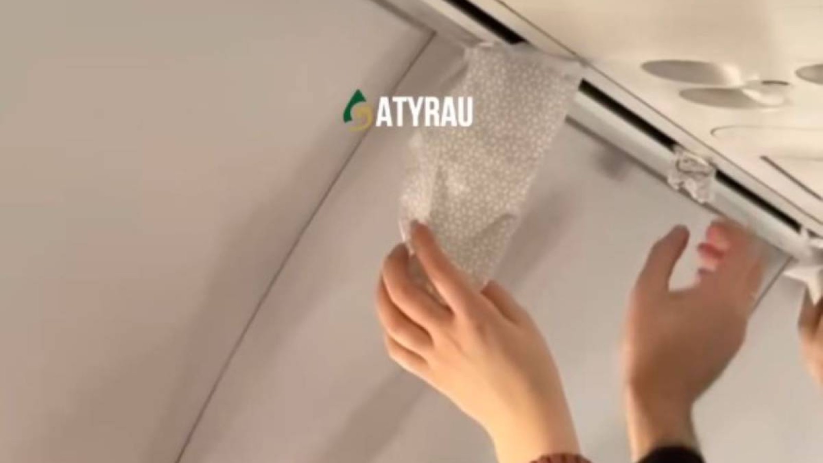 SCAT ұшағының төбесінен су сорғалап кетті.