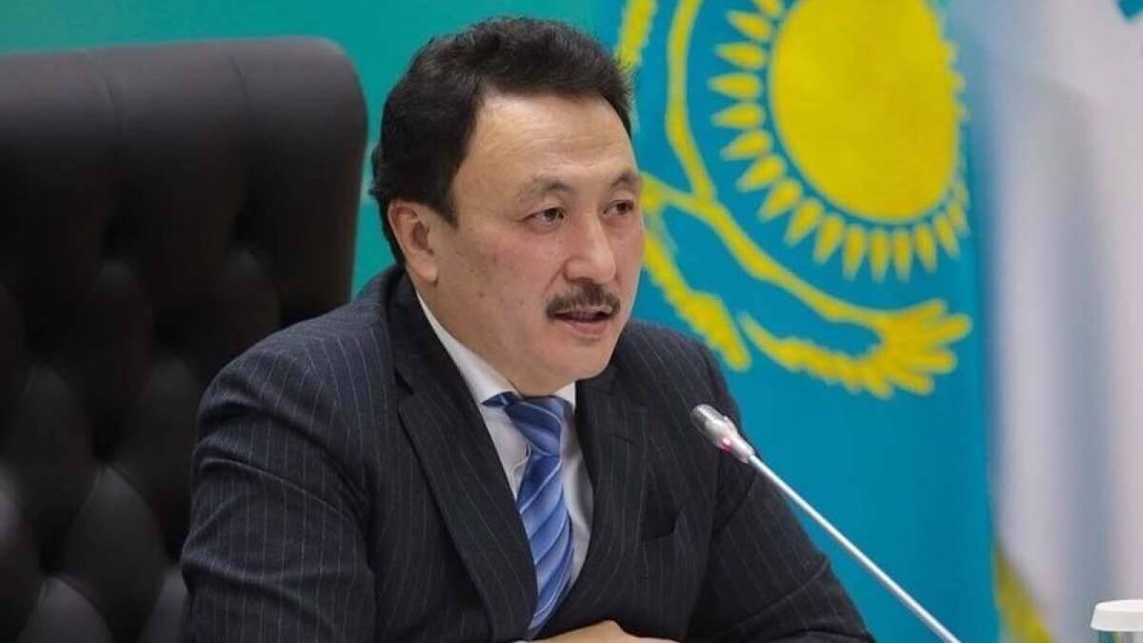 Қыздар іш киімін лақтырды. Депутат AKON-ның концертін сынап тастады.