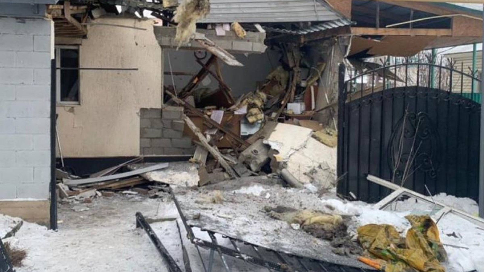 Гүлдала ауылында тұрғын үйде газ жарылды, зардап шеккендер бар.