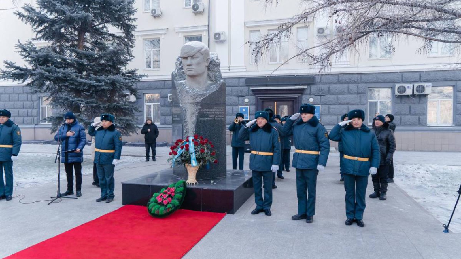 Семейде Қайрат Рысқұлбеков ескерткішіне гүл шоқтары қойылды.