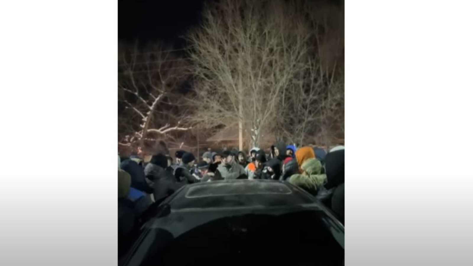 Алматы маңындағы тұрғындар жолды жауып тастады.