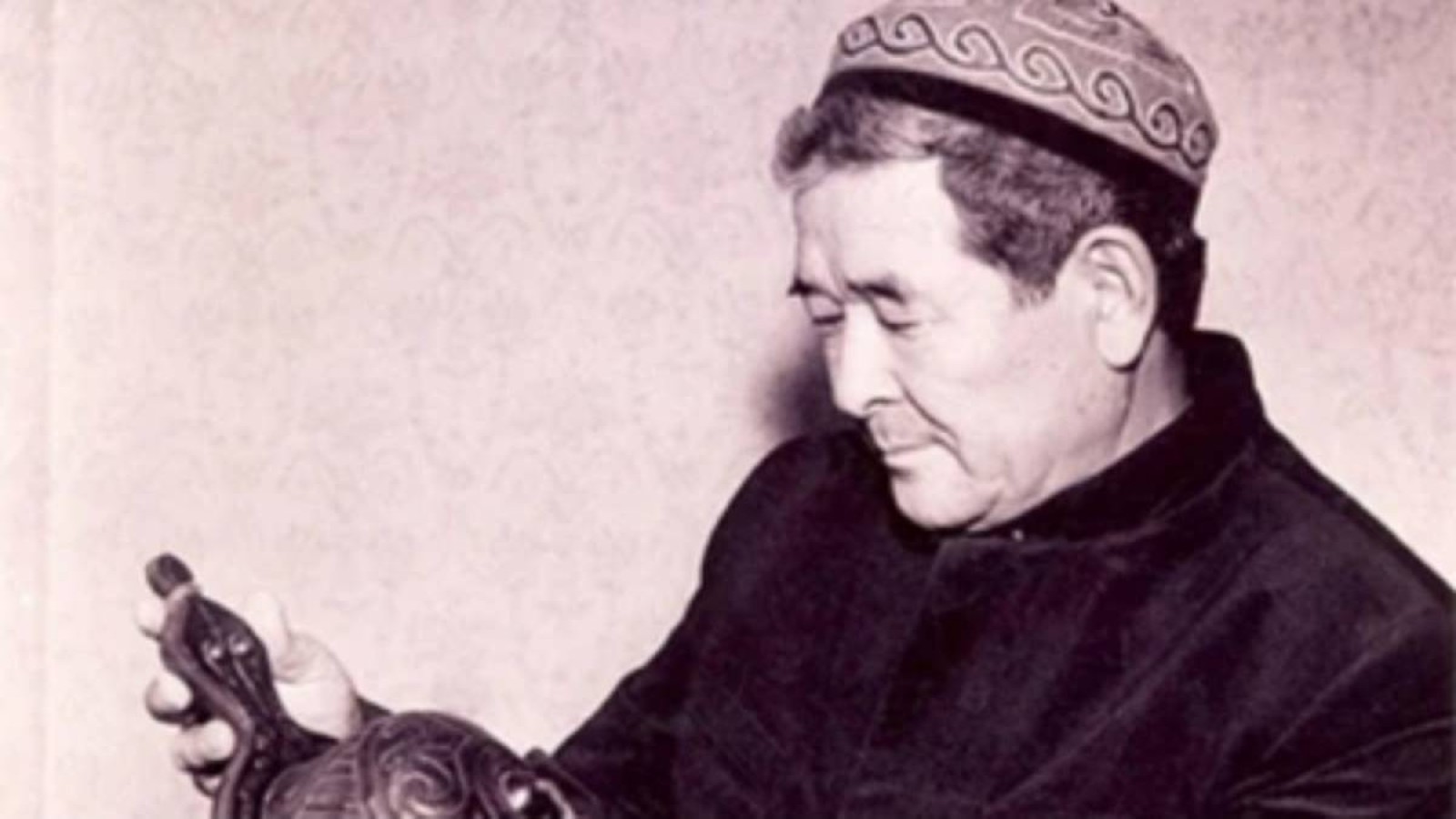 «Тұтас буынды тәрбиелеген тұлға». Қоғам қайраткерлері Өзбекәлі Жәнібековті еске алды.