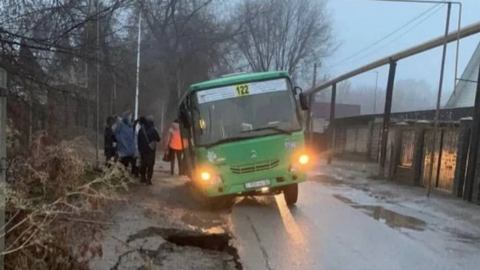 Алматыда қоғамдық көлік жол үстіндегі ойыққа түсіп кетті.