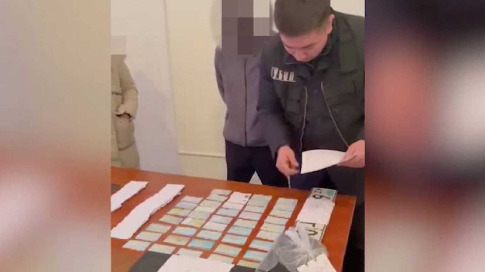 Жалған құжат дайындаумен айналысқан ХҚО қызметкерлері ұсталды.