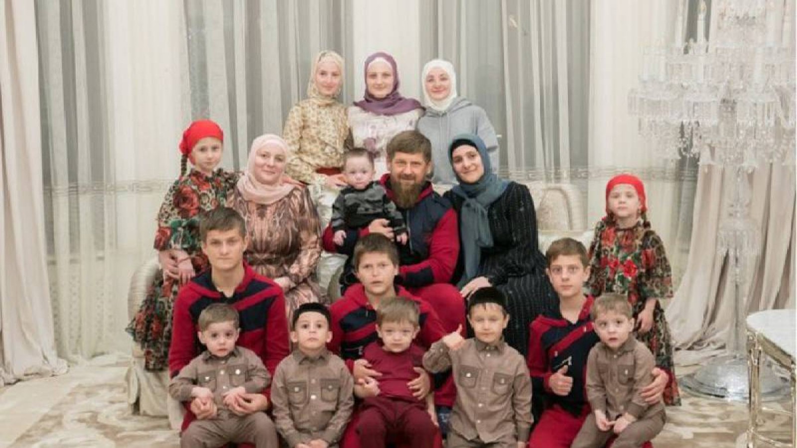 Путин Қадыровтың әйеліне атақ берді.