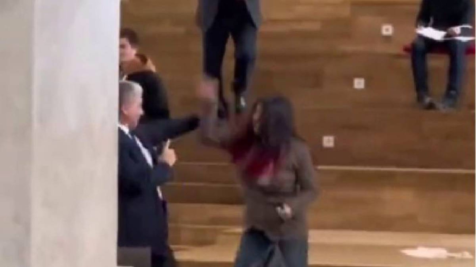 Студент қыз Алматыдағы университеттердің бірінде жанжал шығарды.