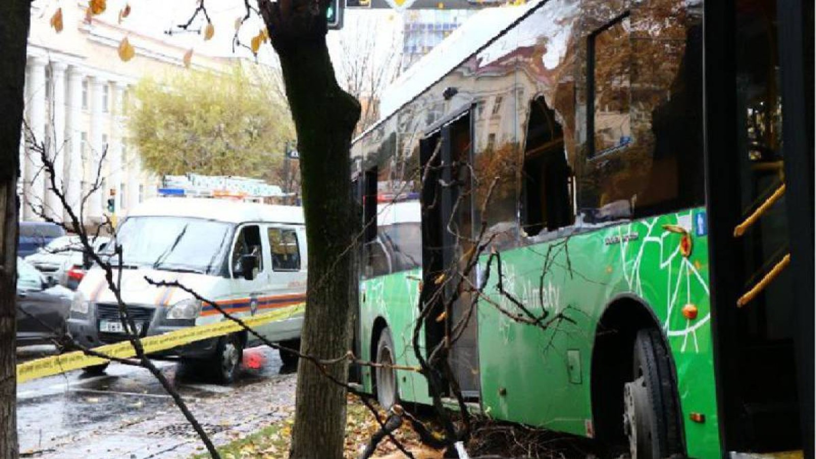 Алматыдағы автобус соқтығысы: 37 жастағы ер адам көз жұмды.