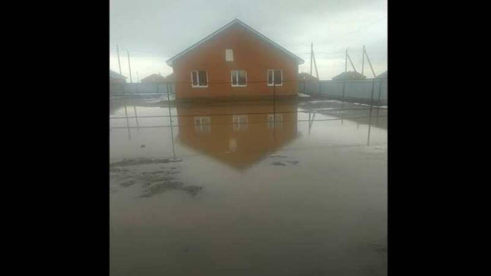 Әулиекөлдегі жаңа үйлерді су басты.