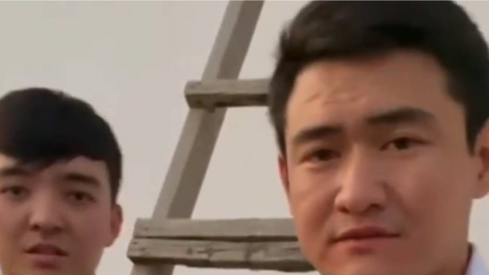 Полицияда кешірім сұрап, желіде тарап кететін видеолардың заңдылығына заңгер күмән келтірді.