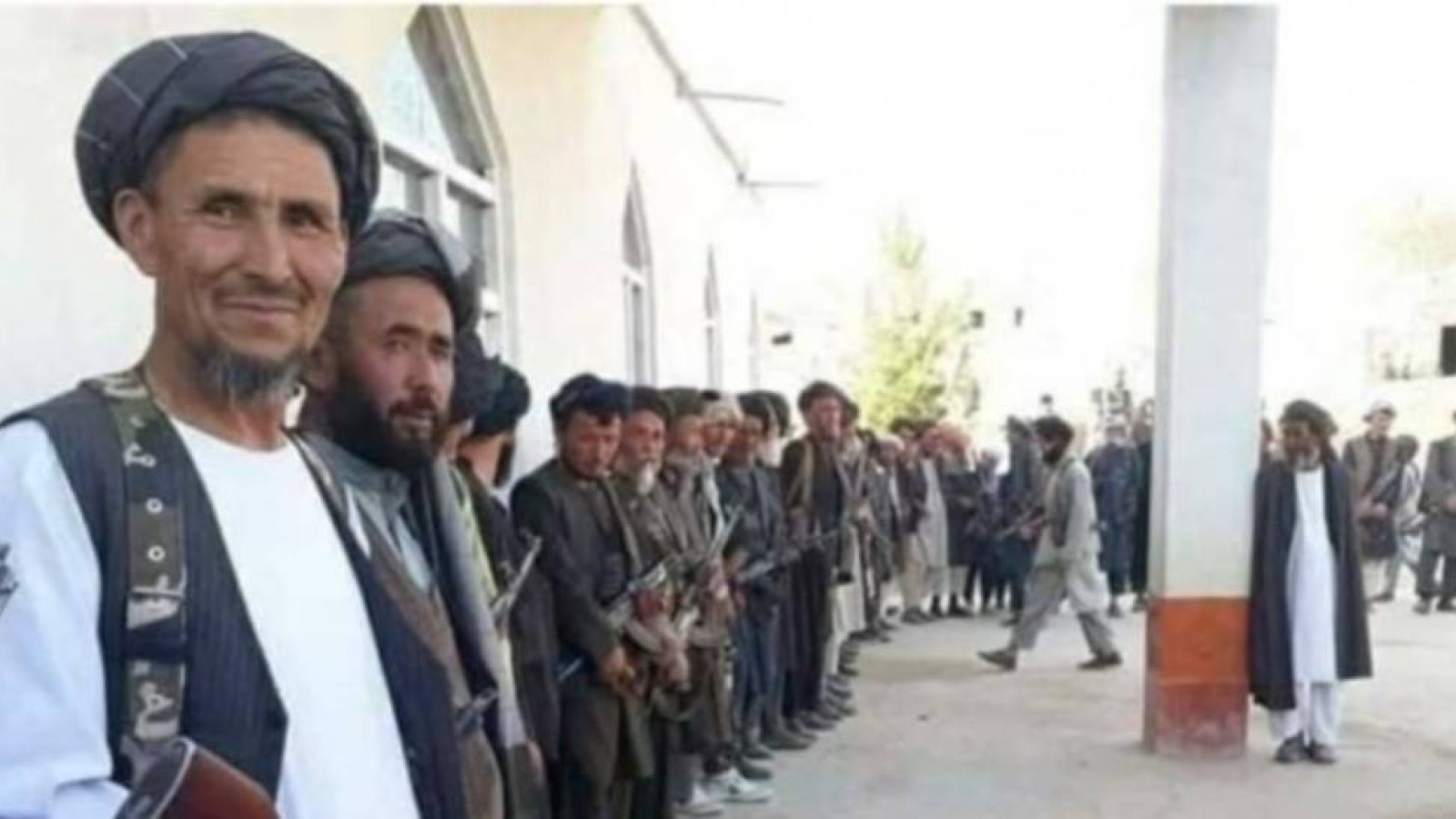 Тәліптер ақша айырбастау пункттерінің жанына жиналғандарды күштеп қуып жүр.