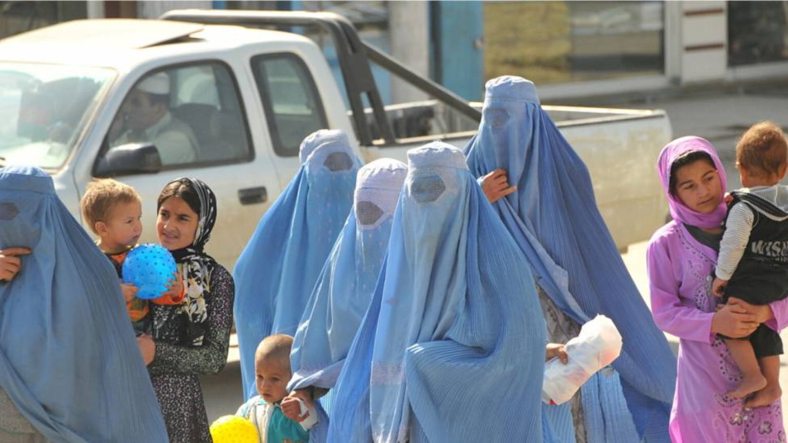 Ауғанстандық ұстаздар оқушы қыздардың білім алудан шеттетілгеніне алаңдай бастады.