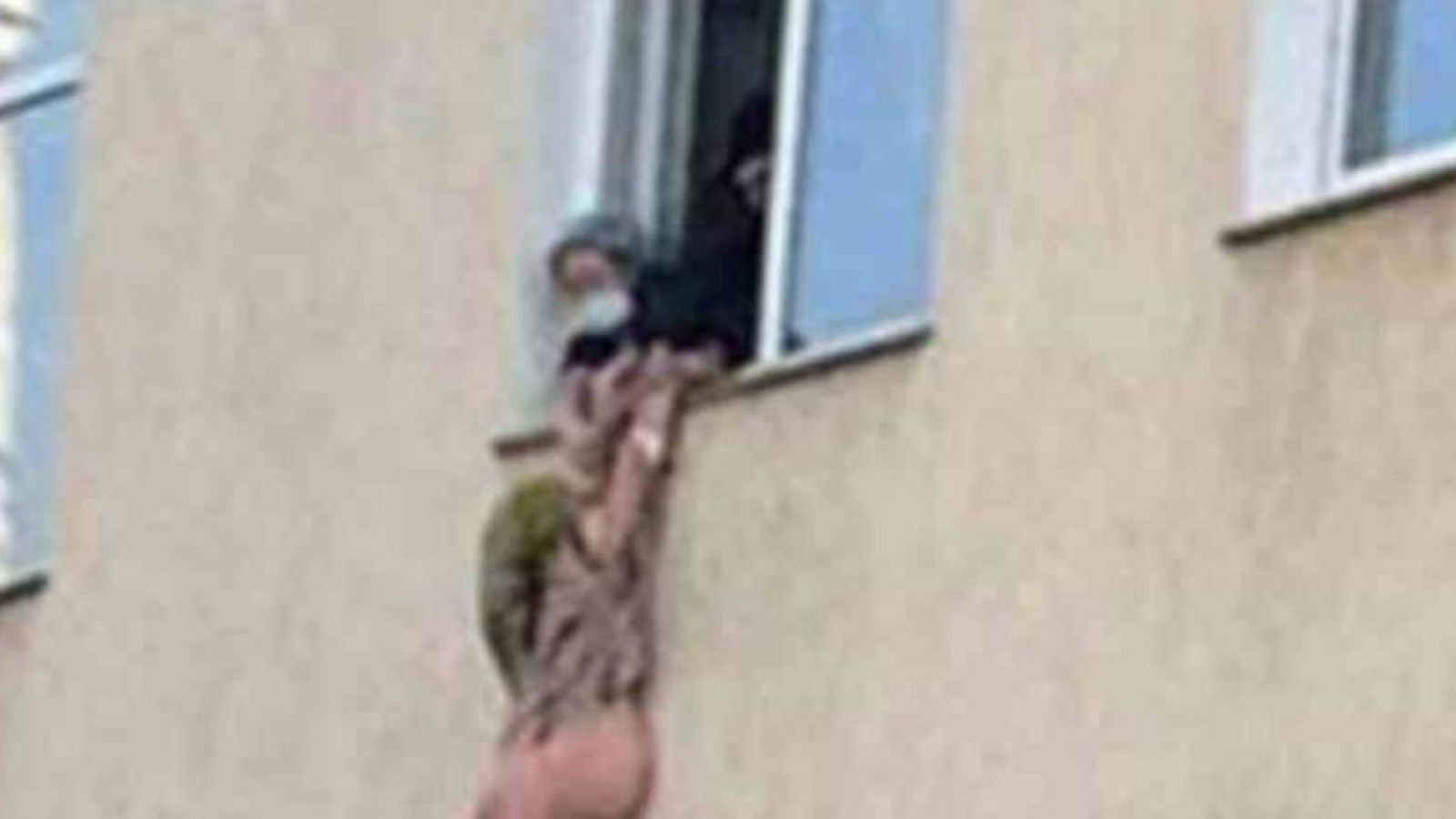 Алматыда терезеден секірген жүкті келіншекті дәрігерлер ұстап қалды.