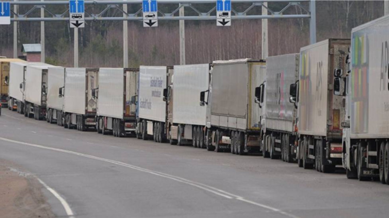 Қазақстан-Қытай шекарасында мыңдаған жүк көлігі мен вагондар тұрып қалды.