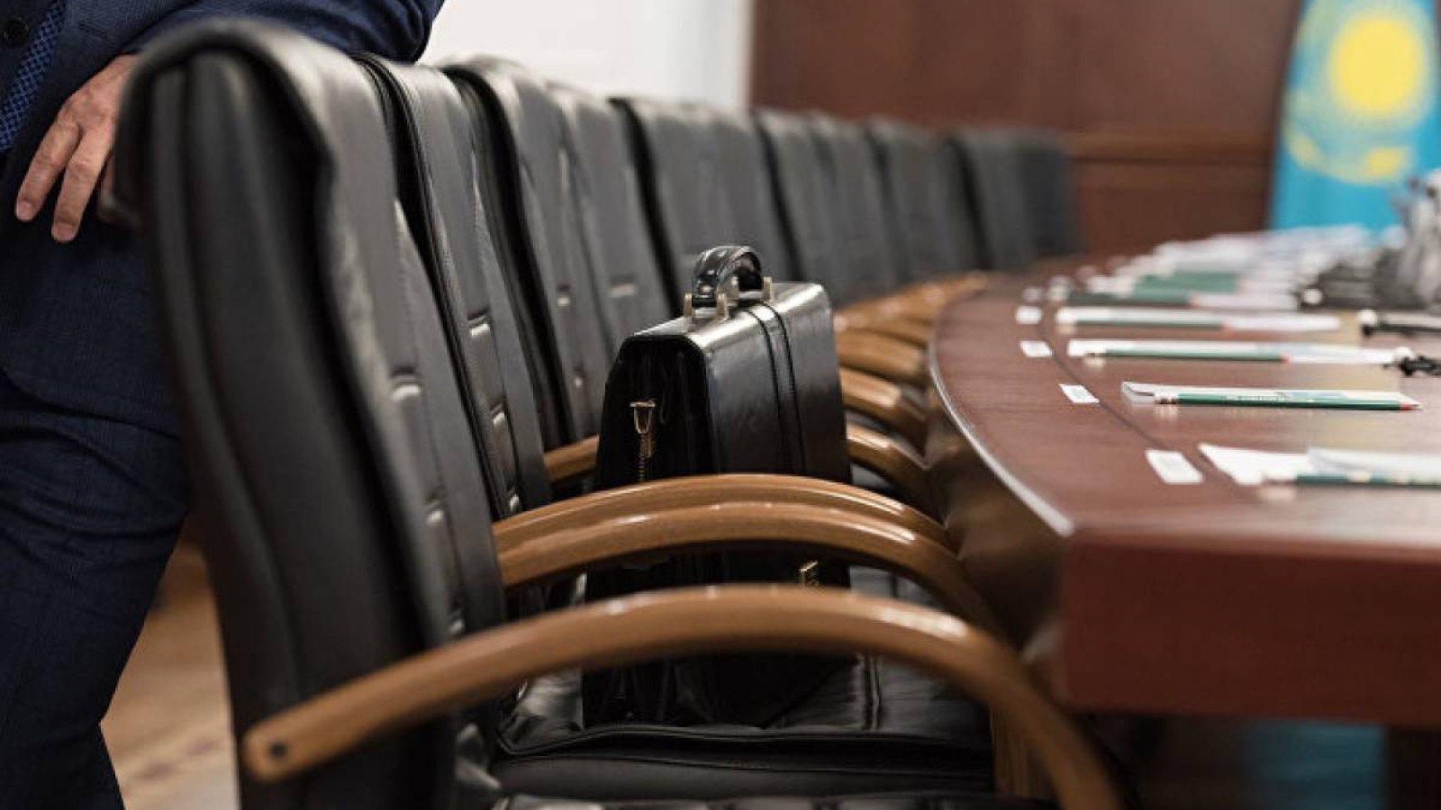 Елімізде шенеуніктің жалақысы мен шығынын есептеу басталады.