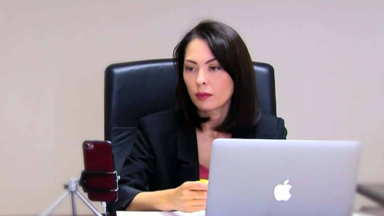 Тәшенова: әлі Мамай мен Иманбаеваның бірге көше сыпырғанын көреміз.