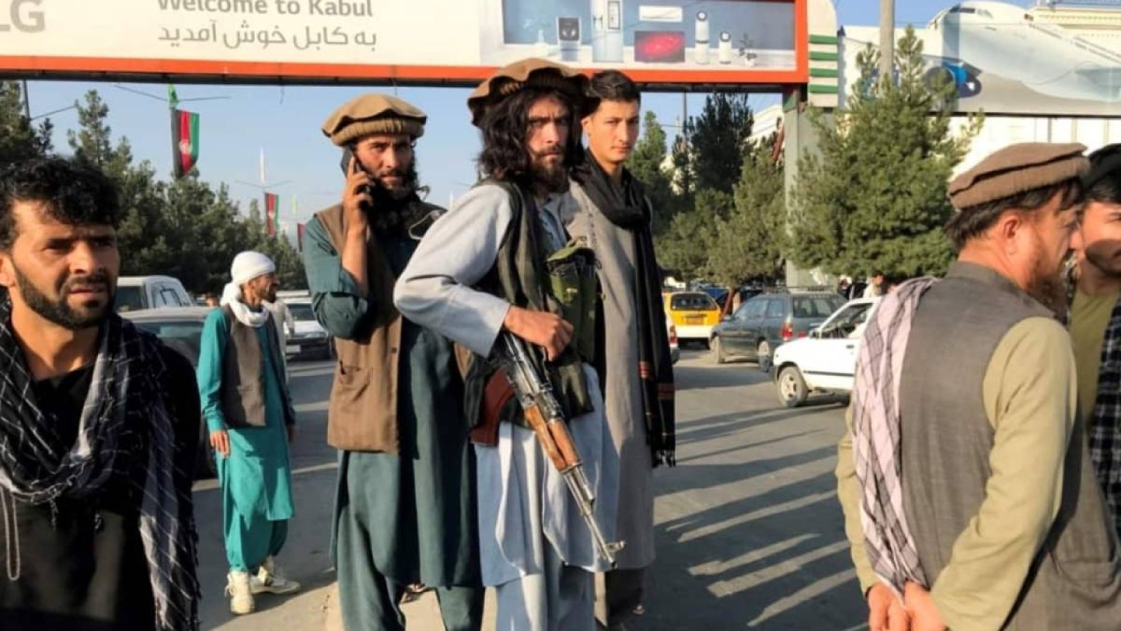 Ауғанстан тәліптер қолында.