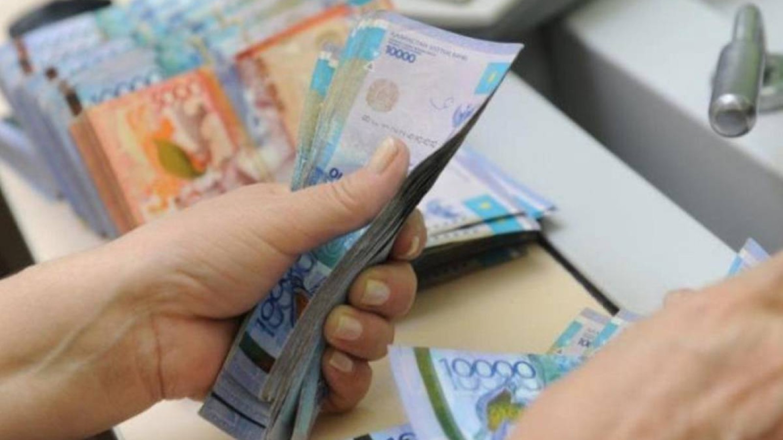 Қызылордада 2,2 миллион теңге пара алған басшы ұсталды.