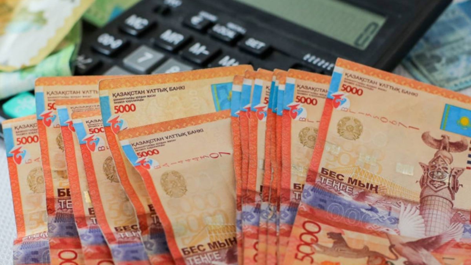 Елімізде баламен үйде отырған әйеліне жолдасы зейнетақы төлемін аудара алады.