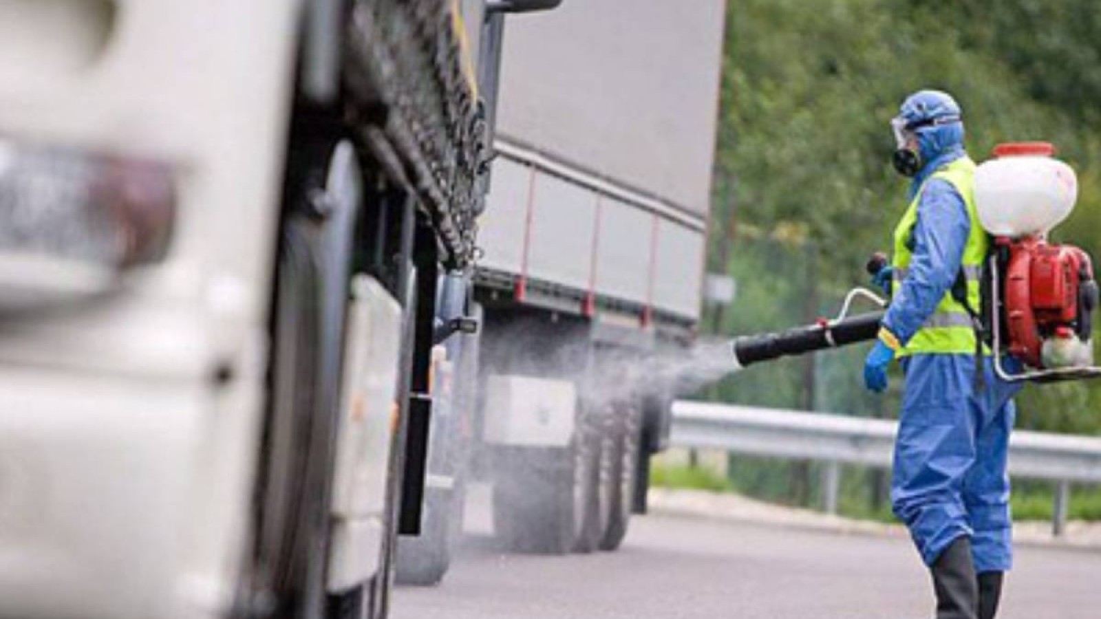 Шекарада жүк көліктерін ақылы дезинфекциялағандардың басы дауға қалды.