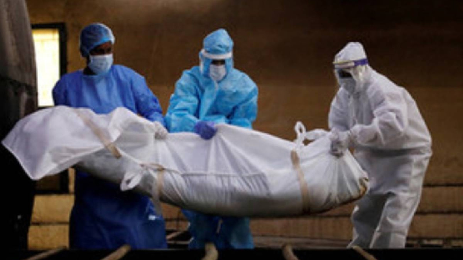 Үндістандықтар мәйіт өртейтін жер таппай, рәсімді автотұрақта жасап жатыр.