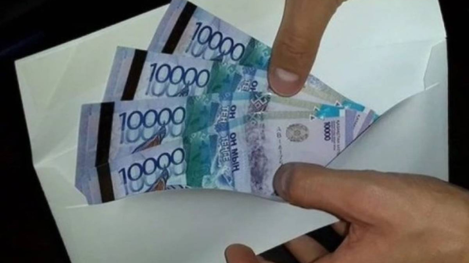 Елімізде тағы бір шенеунік пара алды деген күдікке ілінді.