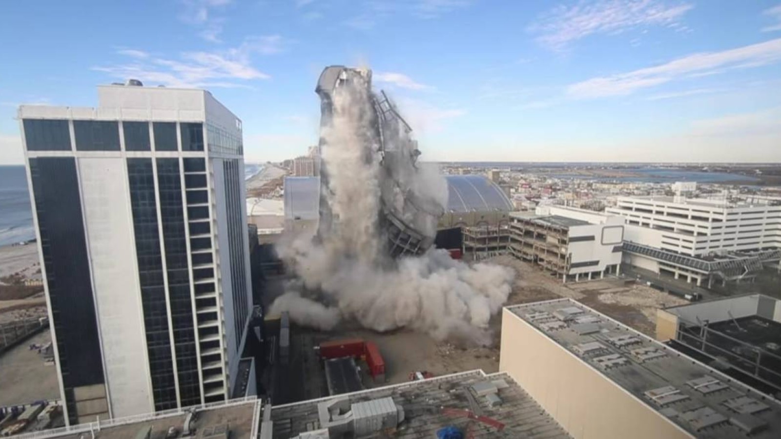 Трамптың 39 қабатты қонақ үйі қиратылды.