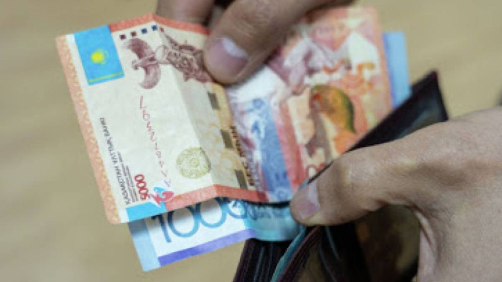 Қазақстанда 50 мың адамның жалақысы 45 мың теңгеге жетпейді.