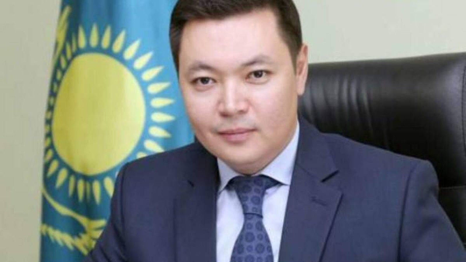 Торт кесем деп кеудесіне пышақ сұғып алған шенеунік жаңа қызметке тағайындалды.