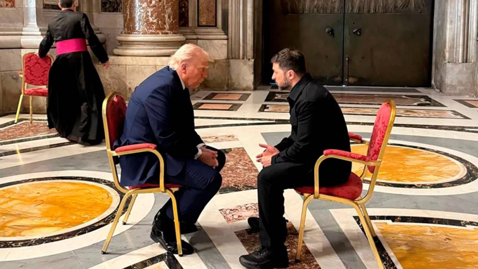 Трамп Зеленскийге әскери көмекті тоқтатуға бұйрық бермегенін айтқан – WSJ.