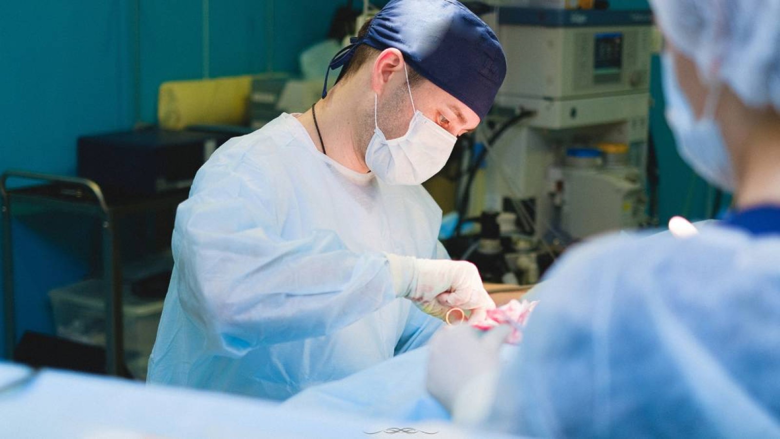 Күрделі операциядан шыққан хирургқа қол көтерген