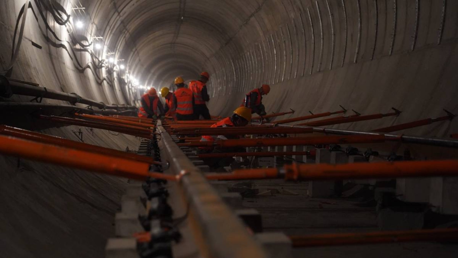 Дыбыссыз және дәнекерсіз: Алматы метросында жаңа буындағы «тыныш» рельстер төселуде