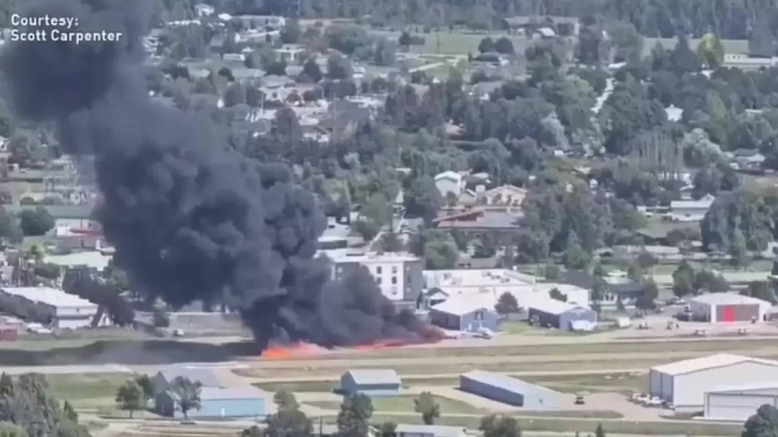 Шұғыл жаңалық: Адамдар көп қоныстанған аймақта екі ұшақ соқтығысып, өртеніп кеткен