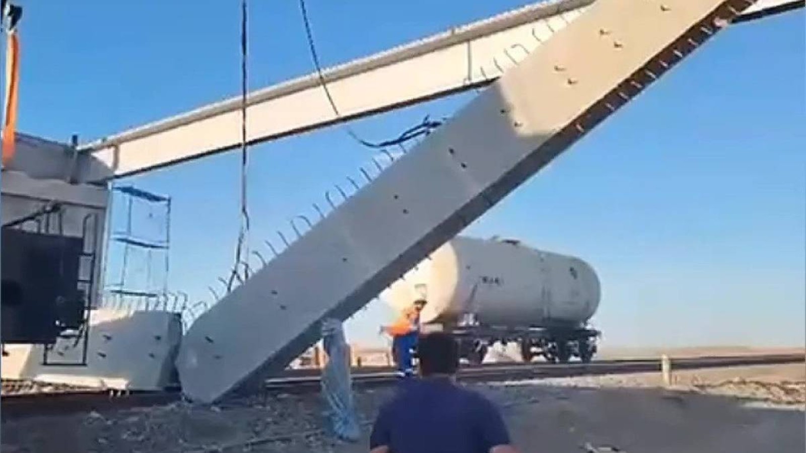 Қарағанды облысында жол өткелін салып жатқан жұмысшылар зардап шекті