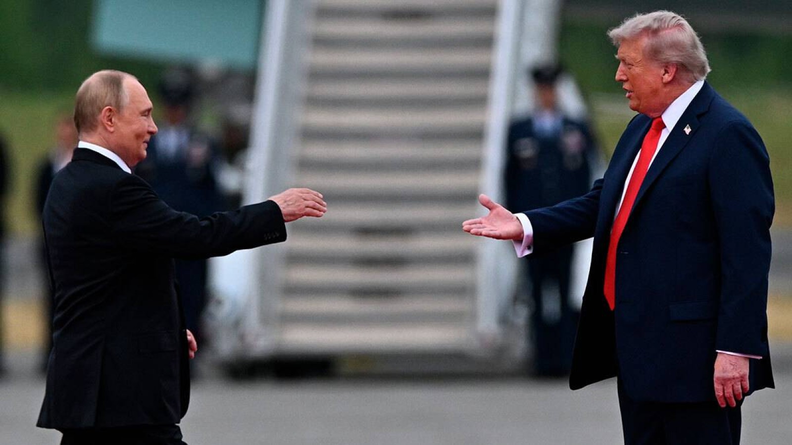 "Next time in Moscow?": Путин ағылшынша сөйлеп, Трампты Мәскеуге шақырды