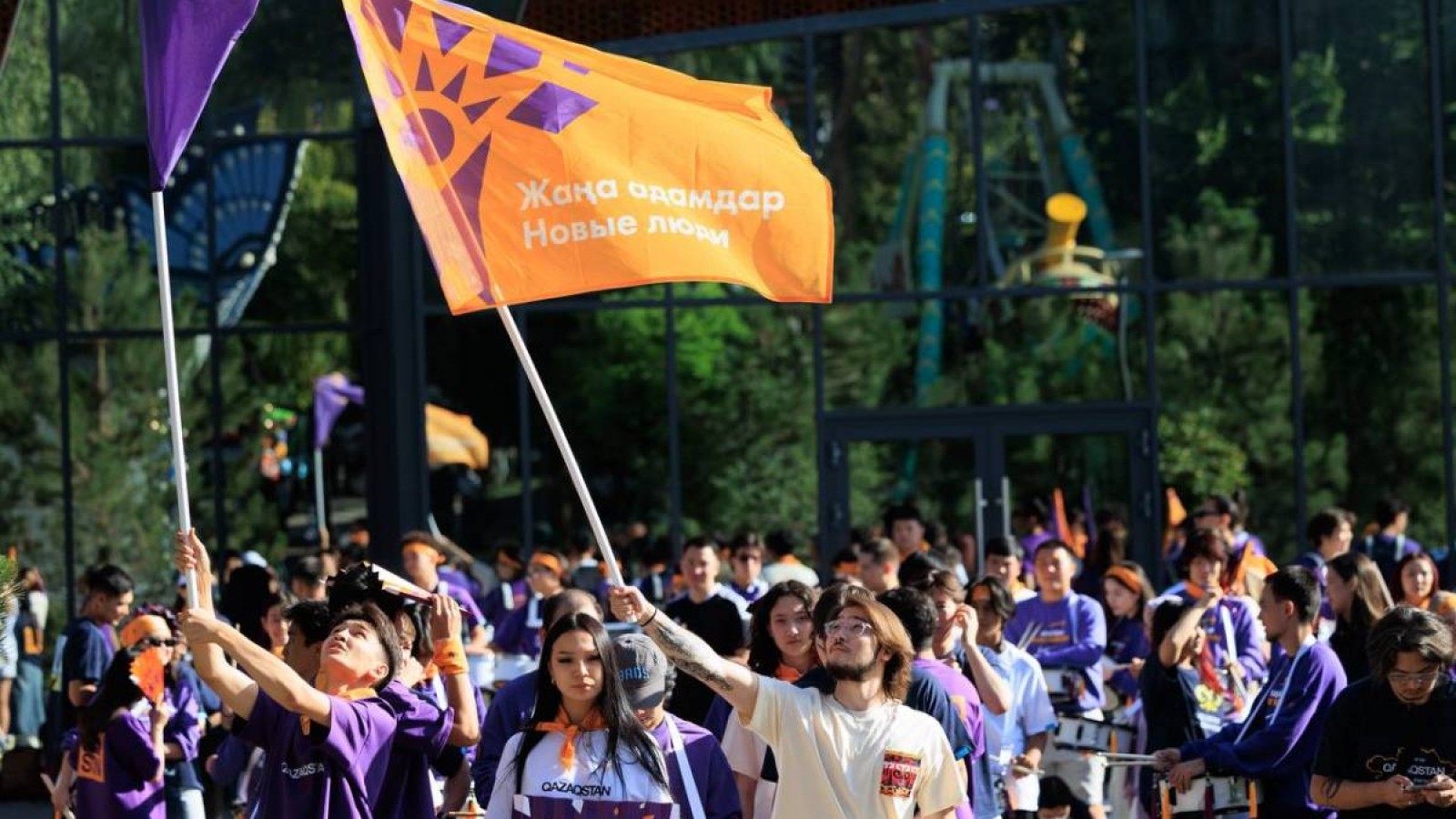 «Жаңа адамдар» Алматыда жаңа ырғақ беріп, Qazaqstan футболкаларын таныстырды