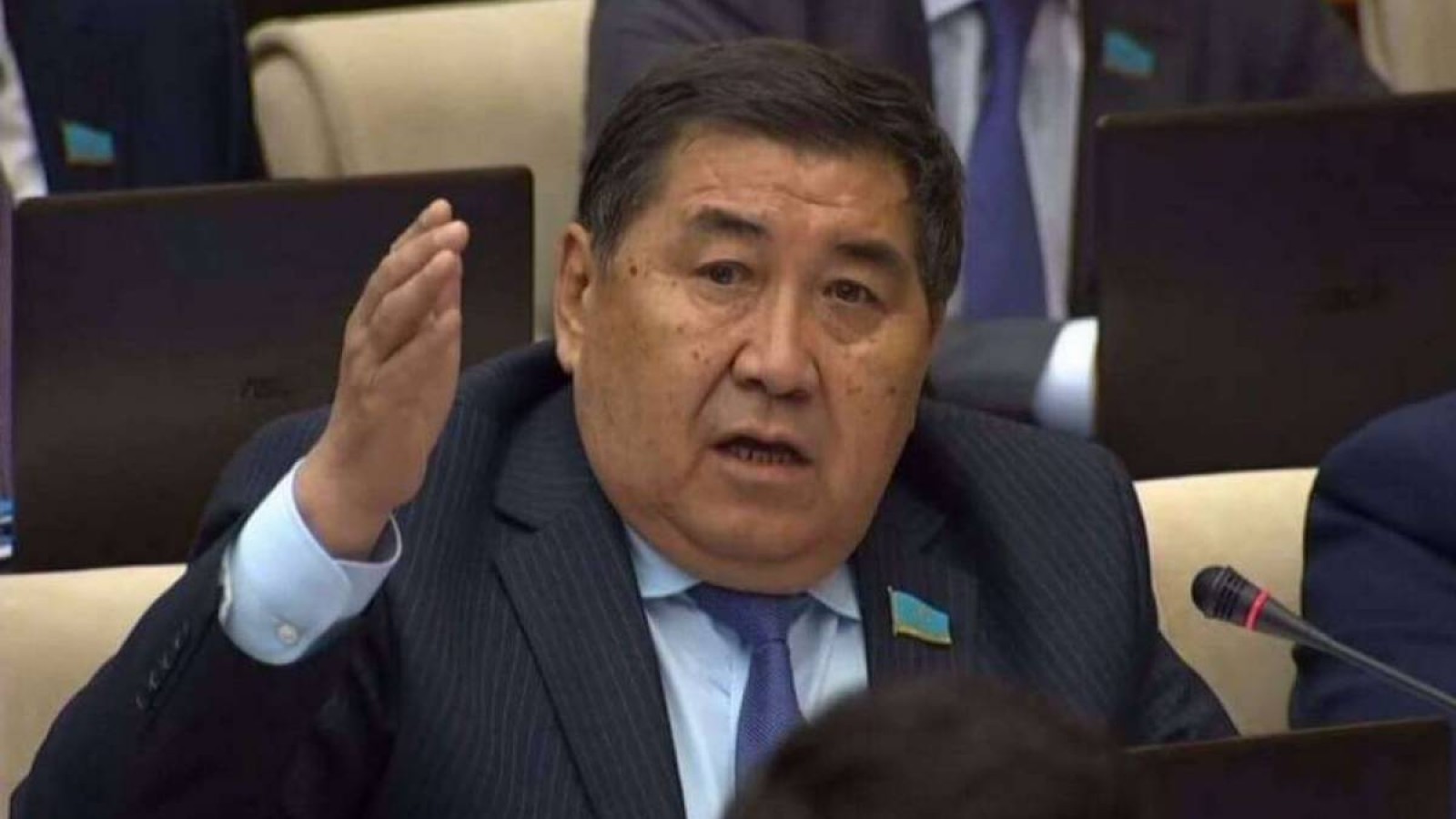 "Қымбатшылықтан қиналған халықты көрмедім" – Мәжіліс депутаты тосын пікір айтты (ВИДЕО)