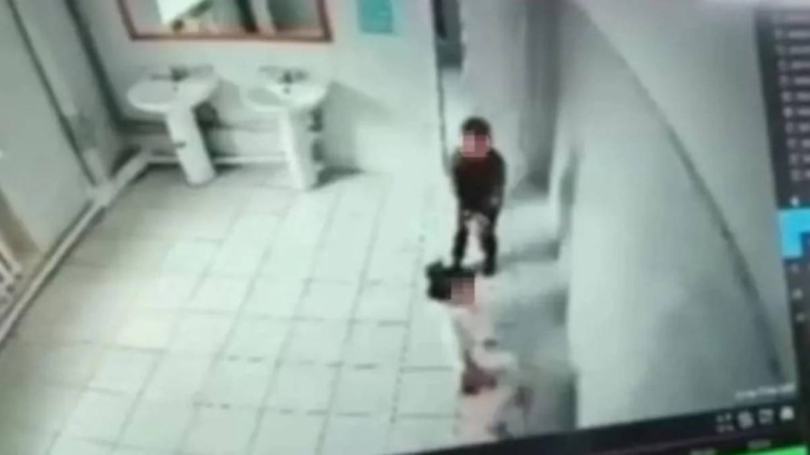 Оқушылар қызды дәретханаға сүйреп кіргізген видео тарады