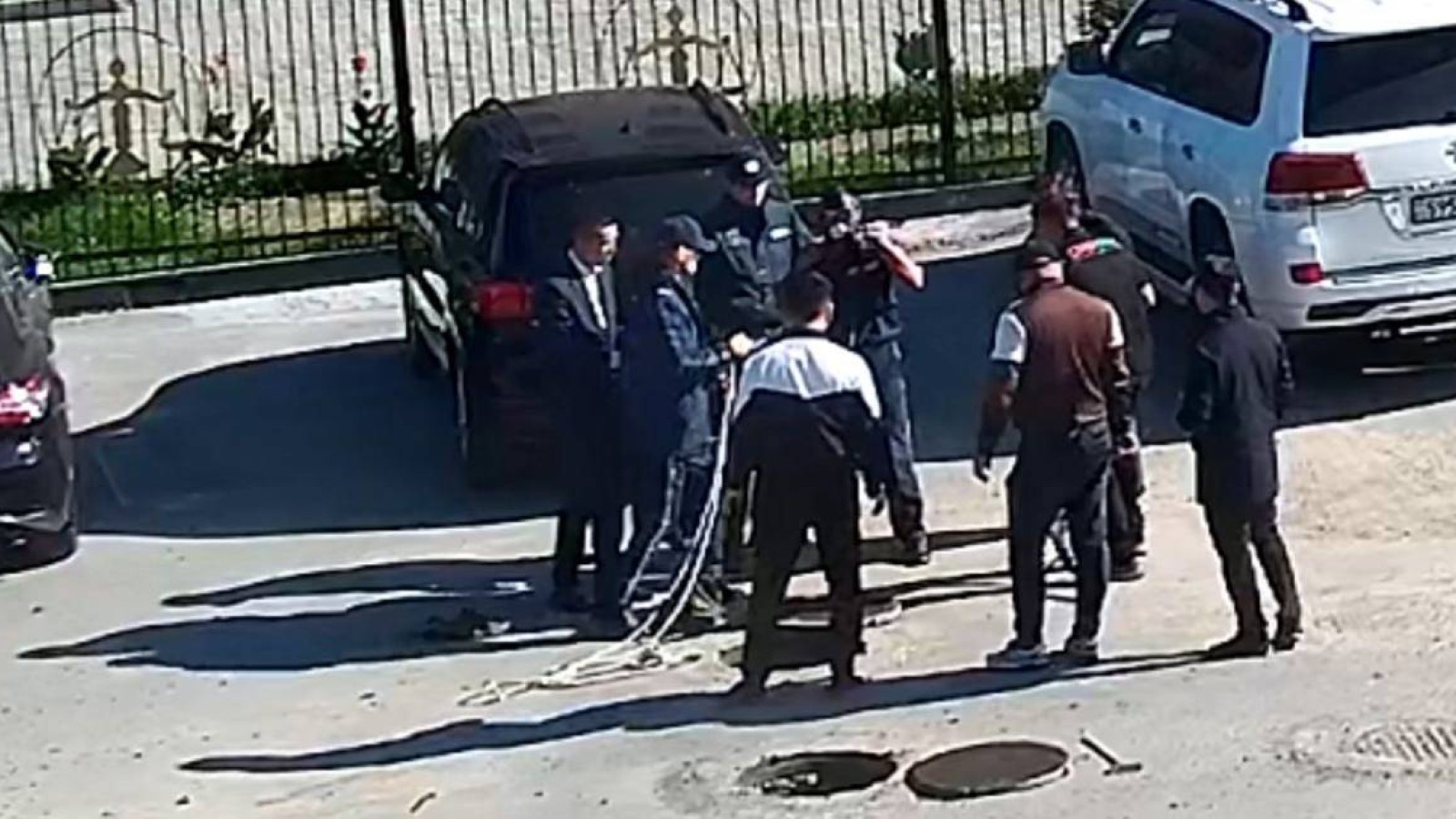 Семейде кәріз құдығына түскен екі жұмысшы есінен танып қалды