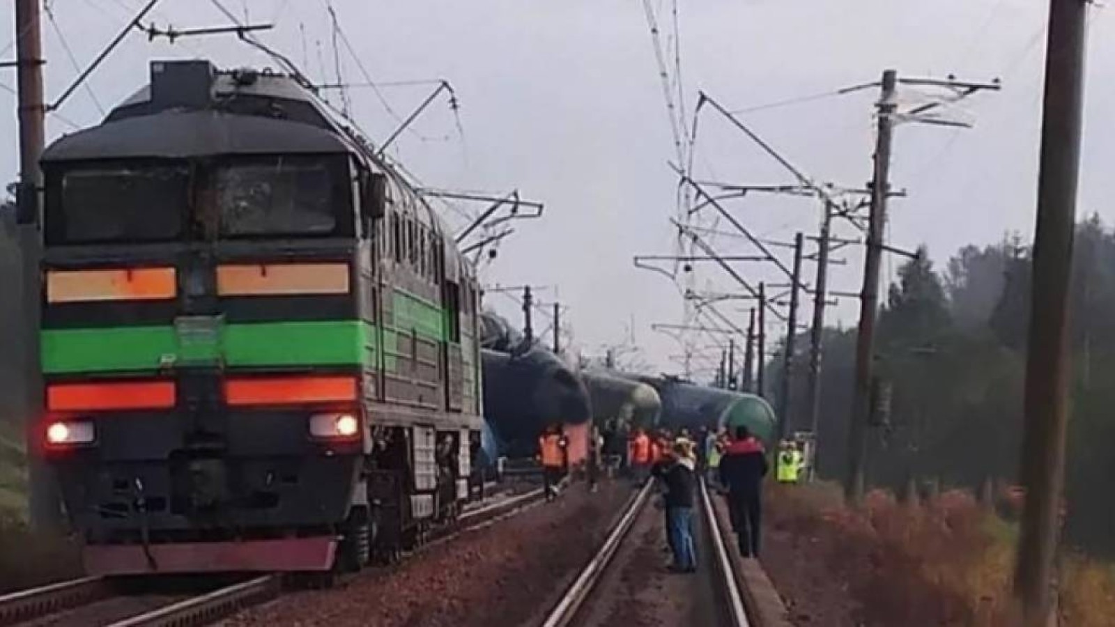 Ресейде жүк пойызы рельстен шықты