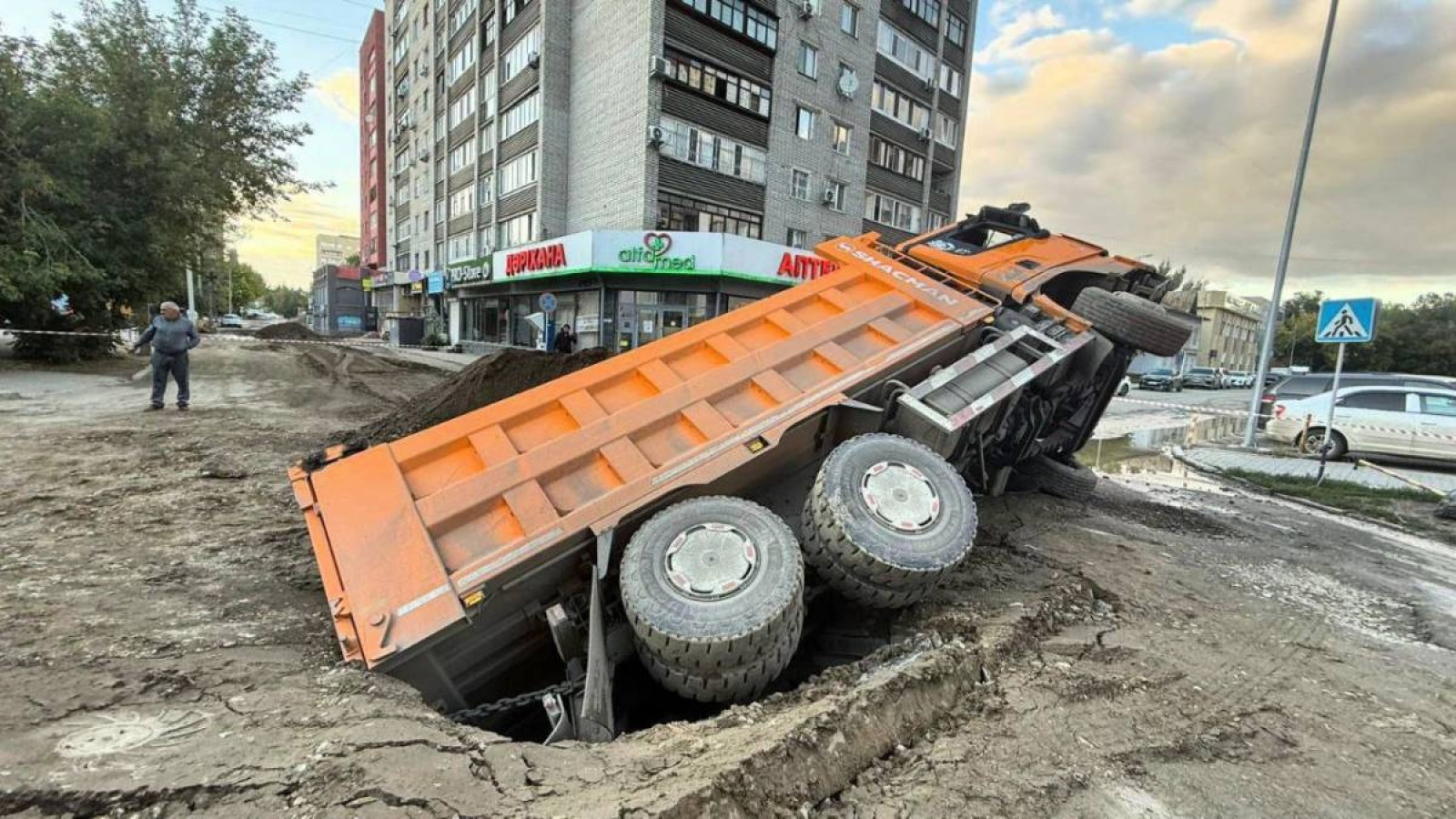 Семейде КамАЗ шұңқырға түсіп кетті