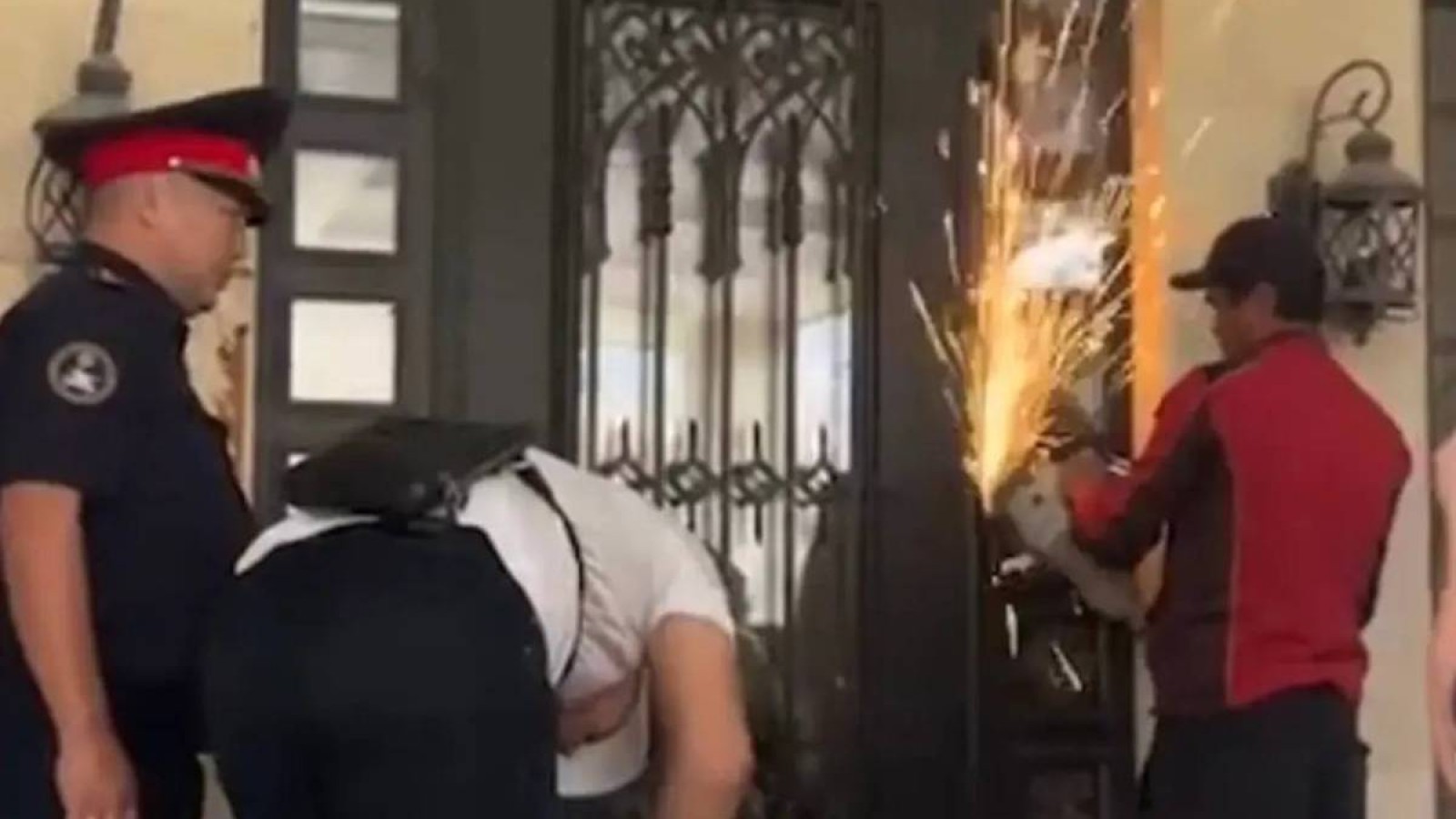 Қырғызстанда күштік құрылымдар экс-президент Атамбаевтың отбасын үйінен қуып шықты